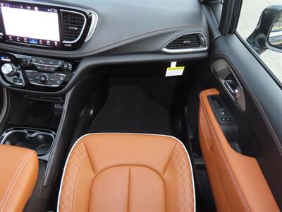 2025 Chrysler Pacifica Plug-In Hybrid Pinnacle   - Photo 25 - Santa Cruz, CA 95062