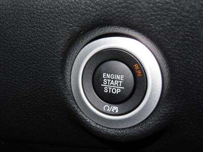 2025 Chrysler Pacifica Plug-In Hybrid Pinnacle   - Photo 9 - Santa Cruz, CA 95062