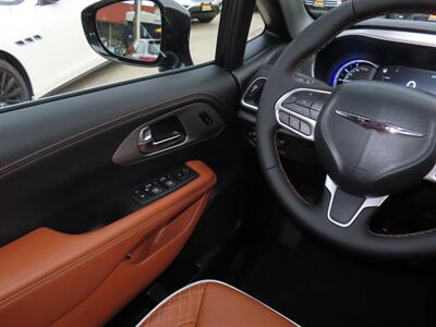 2025 Chrysler Pacifica Plug-In Hybrid Pinnacle   - Photo 11 - Santa Cruz, CA 95062