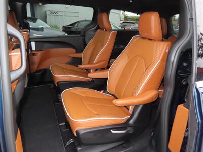 2025 Chrysler Pacifica Plug-In Hybrid Pinnacle   - Photo 48 - Santa Cruz, CA 95062