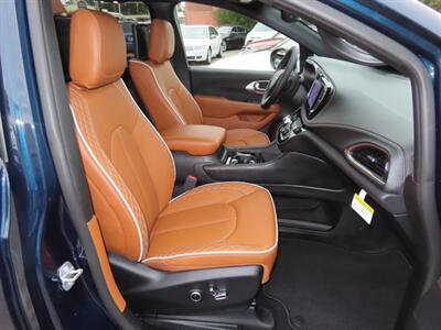 2025 Chrysler Pacifica Plug-In Hybrid Pinnacle   - Photo 24 - Santa Cruz, CA 95062