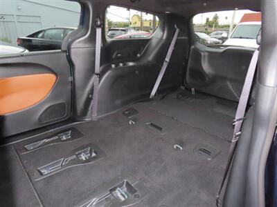 2025 Chrysler Pacifica Plug-In Hybrid Pinnacle   - Photo 59 - Santa Cruz, CA 95062