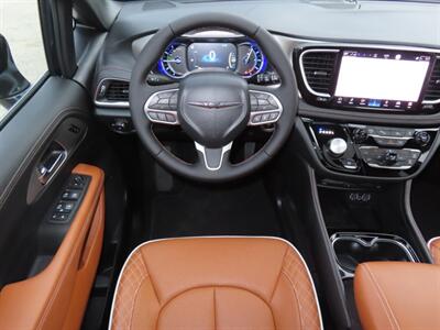 2025 Chrysler Pacifica Plug-In Hybrid Pinnacle   - Photo 7 - Santa Cruz, CA 95062
