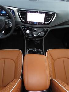 2025 Chrysler Pacifica Plug-In Hybrid Pinnacle   - Photo 21 - Santa Cruz, CA 95062