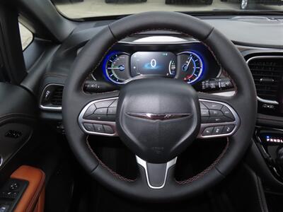 2025 Chrysler Pacifica Plug-In Hybrid Pinnacle   - Photo 8 - Santa Cruz, CA 95062