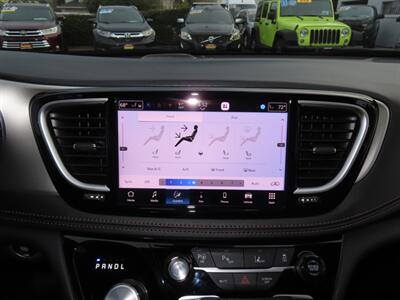 2025 Chrysler Pacifica Plug-In Hybrid Pinnacle   - Photo 32 - Santa Cruz, CA 95062