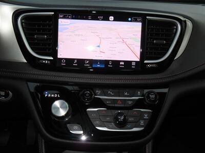 2025 Chrysler Pacifica Plug-In Hybrid Pinnacle   - Photo 18 - Santa Cruz, CA 95062