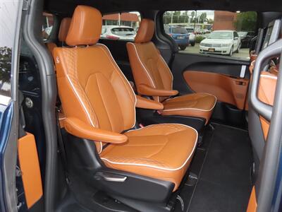 2025 Chrysler Pacifica Plug-In Hybrid Pinnacle   - Photo 52 - Santa Cruz, CA 95062