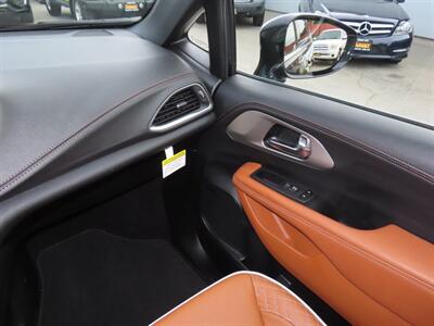 2025 Chrysler Pacifica Plug-In Hybrid Pinnacle   - Photo 26 - Santa Cruz, CA 95062