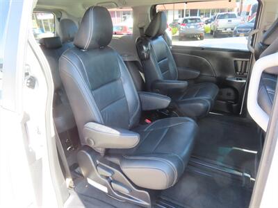 2017 Toyota Sienna SE 8-Passenger   - Photo 36 - Santa Cruz, CA 95062