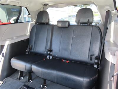 2017 Toyota Sienna SE 8-Passenger   - Photo 38 - Santa Cruz, CA 95062