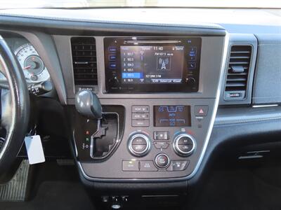 2017 Toyota Sienna SE 8-Passenger   - Photo 13 - Santa Cruz, CA 95062
