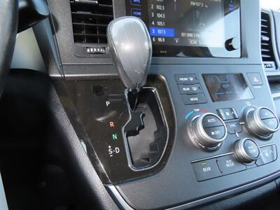 2017 Toyota Sienna SE 8-Passenger   - Photo 21 - Santa Cruz, CA 95062