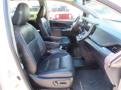 2017 Toyota Sienna SE 8-Passenger   - Photo 17 - Santa Cruz, CA 95062