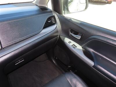 2017 Toyota Sienna SE 8-Passenger   - Photo 19 - Santa Cruz, CA 95062