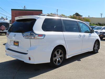2017 Toyota Sienna SE 8-Passenger   - Photo 4 - Santa Cruz, CA 95062