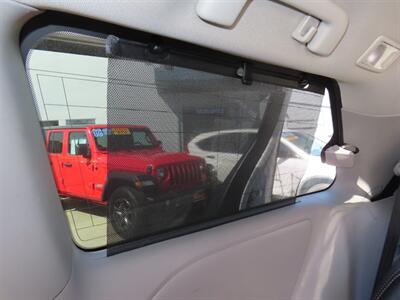 2017 Toyota Sienna SE 8-Passenger   - Photo 37 - Santa Cruz, CA 95062