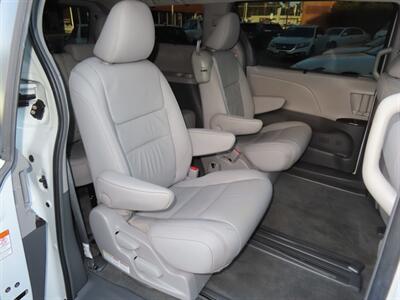 2017 Toyota Sienna XLE Premium 8-Passenger   - Photo 33 - Santa Cruz, CA 95062