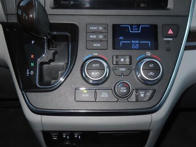 2017 Toyota Sienna XLE Premium 8-Passenger   - Photo 24 - Santa Cruz, CA 95062