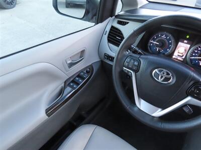 2017 Toyota Sienna XLE Premium 8-Passenger   - Photo 11 - Santa Cruz, CA 95062