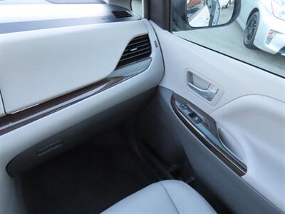 2017 Toyota Sienna XLE Premium 8-Passenger   - Photo 20 - Santa Cruz, CA 95062