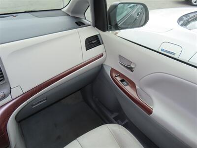 2014 Toyota Sienna XLE 8-Passenger - Photo 20 - Santa Cruz, CA 95062