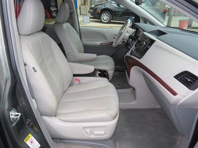 2014 Toyota Sienna XLE 8-Passenger - Photo 18 - Santa Cruz, CA 95062