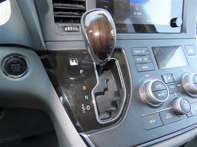 2016 Toyota Sienna XLE Premium 8-Passenger   - Photo 27 - Santa Cruz, CA 95062