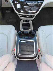 2021 Chrysler Pacifica Touring L  Plug In Hybrid - Photo 18 - Santa Cruz, CA 95062