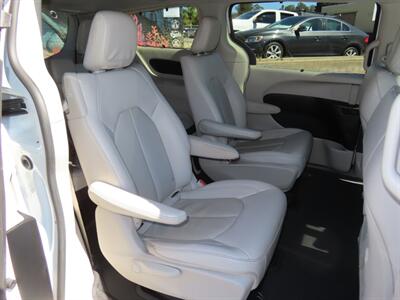 2021 Chrysler Pacifica Touring L  Plug In Hybrid - Photo 45 - Santa Cruz, CA 95062