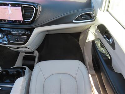 2021 Chrysler Pacifica Touring L  Plug In Hybrid - Photo 24 - Santa Cruz, CA 95062