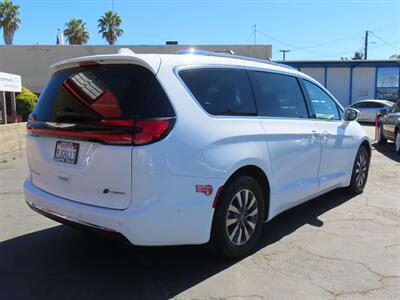 2021 Chrysler Pacifica Touring L  Plug In Hybrid - Photo 4 - Santa Cruz, CA 95062