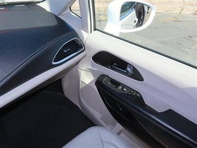 2021 Chrysler Pacifica Touring L  Plug In Hybrid - Photo 26 - Santa Cruz, CA 95062