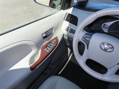 2014 Toyota Sienna XLE 8-Passenger   - Photo 11 - Santa Cruz, CA 95062