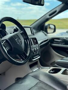 2019 Dodge Grand Caravan SXT   - Photo 8 - Miami, FL 33178