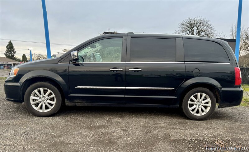 2015 Chrysler Town & Country Limited Platinum's photo