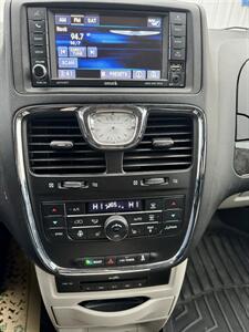2015 Chrysler Town & Country Limited Platinum   - Photo 14 - Clackamas, OR 97015