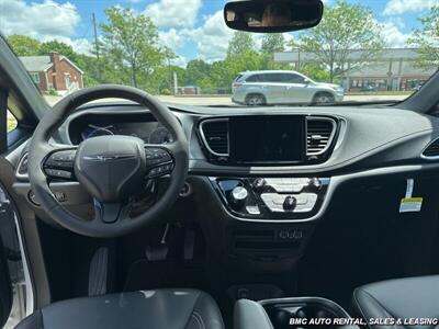 2023 Chrysler Pacifica   - Photo 12 - Newport, KY 41071