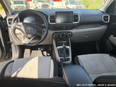 2023 Hyundai Venue SEL   - Photo 6 - Newport, KY 41071