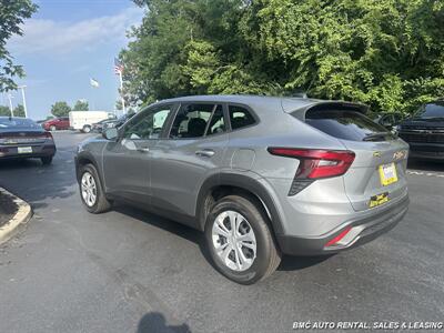 2025 Chevrolet Trax LS   - Photo 2 - Newport, KY 41071