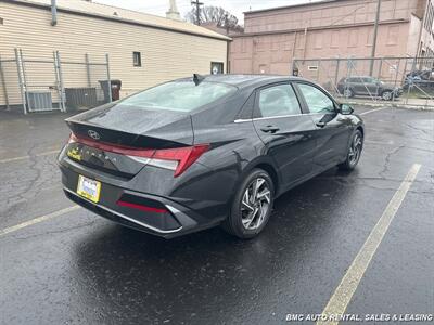 2024 Hyundai Elantra SEL   - Photo 2 - Newport, KY 41071