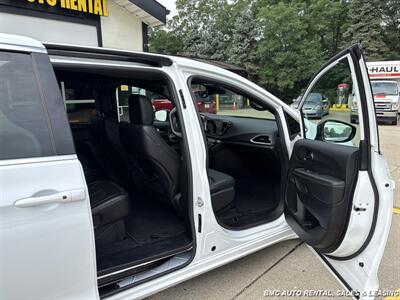 2026 Chrysler Pacifica Select - Photo 12 - Newport, KY 41071