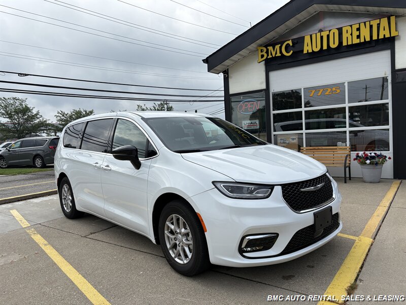 2026 Chrysler Pacifica Select   - Photo 1 - Newport, KY 41071