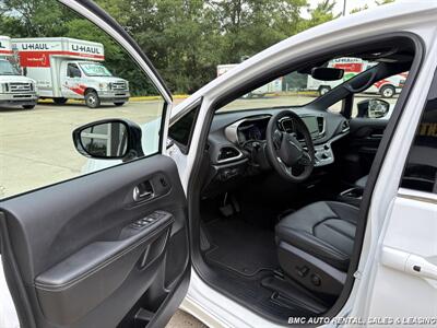 2026 Chrysler Pacifica Select - Photo 8 - Newport, KY 41071