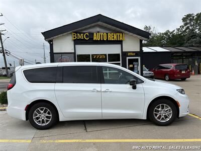 2026 Chrysler Pacifica Select - Photo 4 - Newport, KY 41071