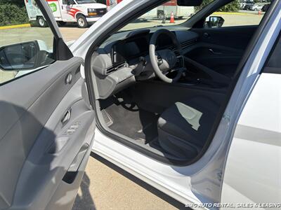 2025 Hyundai ELANTRA SE - Photo 5 - Newport, KY 41071