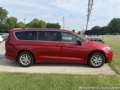 2025 Chrysler Pacifica Select - Photo 4 - Newport, KY 41071