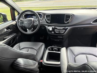 2025 Chrysler Pacifica Select - Photo 16 - Newport, KY 41071