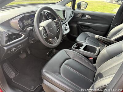 2025 Chrysler Pacifica Select - Photo 9 - Newport, KY 41071