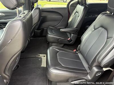 2025 Chrysler Pacifica Select - Photo 11 - Newport, KY 41071
